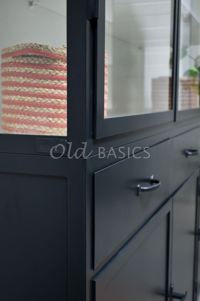 Detail van Apothekerskast Ferro, 3 deuren, RAL7021, grijs, zwart, materiaal staal